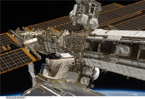In het midden: de SOLAR-lading met SOLSPEC inbegrepen, aan boord het ISS