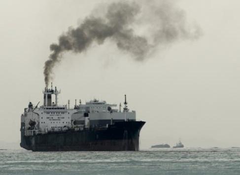 Transport schip rookpluim water