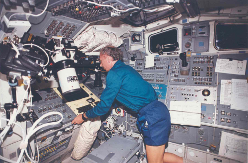 Dirk Frimout dans la navette spatiale 