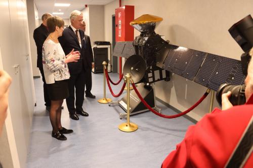 Martine De Mazière presenteert ExoMars aan de Koning van België.