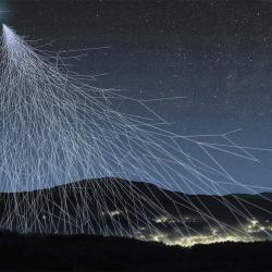 Kosmische stralen raken moleculen in de atmosfeer van de aarde raken en splinteren uiteen.