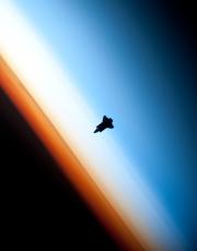 Endeavour Space Shuttle voor de atmosfeer